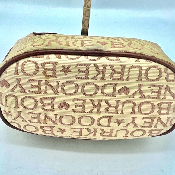 A DOONEY & BOURKE MONOGRAM PURSE OF  COATED COTTON WITH LEATHER ACCENTS. - Picture 8 of 16